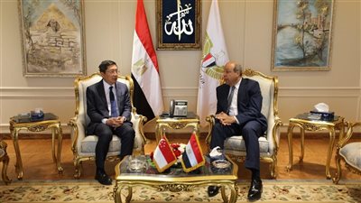 جانب من لقاء وزير الطيران مع السفير السنغفاوري