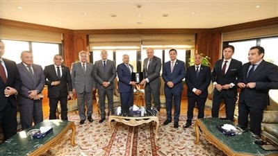 وزير الطيران المدني يستقبل وفد حزب حماة الوطن لبحث التعاون المستقبلي
