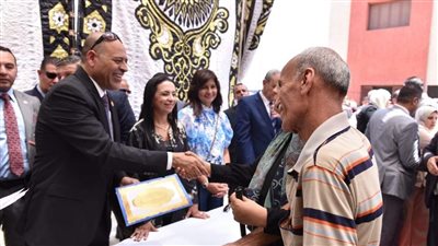 “جبران” يُسلم عقود عمل لذوي همم وجوائز وشهادات لخريجي مراكز التدريب المهني