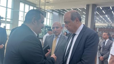 جانب من جولة وزير الطيران