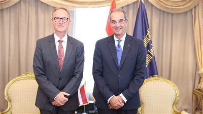وزير الاتصالات يبحث مع سفير لاتفيا بمصر تعزيز التعاون في مجالات التحول الرقمى والتعهيد