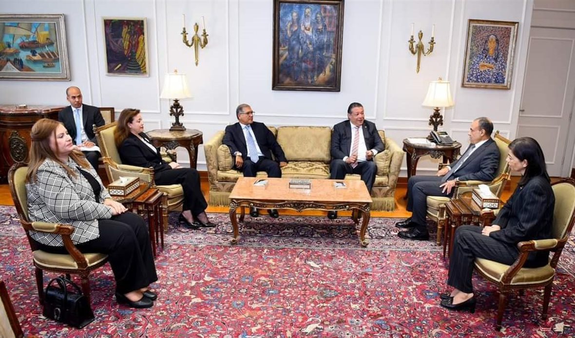 وزير الخارجية مع