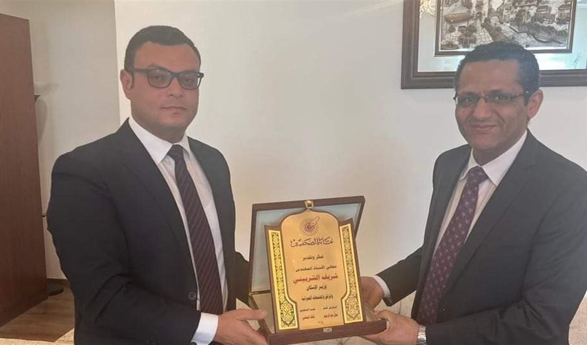 نقيب الصحفيين ووزير