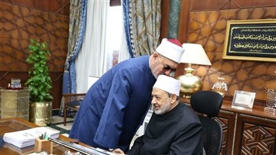 مفتي الجمهورية الجديد يبعث رسالة إلى شيخ الأزهر: «تعلمت منكم التواضع»