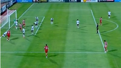 سقوط لاعب بلدية المحلة بشكل مفاجئ خلال مواجهة الجونة ونقله إلى المستشفى