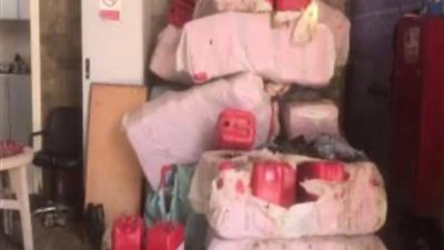  “ضبط مصنع لإعادة تدوير الزيوت القديمة وبيعها في عبوات جديدة للسيارات في بورسعيد”