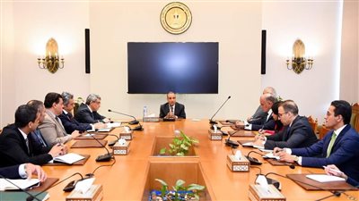 وزير الخارجية يجتمع بقيادات وأعضاء قطاع الشئون العربية