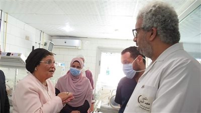 نائب وزير الصحة توجه بتحسين خدمات الولادة والحضانات في مستشفى قنا العام