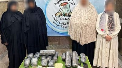 “إحباط محاولة تهريب 200 ألف قرص كبتاجون بقيمة 240 مليون جنيه بمطار القاهرة الدولي نفذتها سيدات مسنات (صور)”
