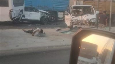  “إصابة 11 شخصًا في حادث اصطدام سيارة نقل بـ10 سيارات متوقفة أعلى الدائري.. الدفع بـ9 سيارات إسعاف و3 أوناش مرور”