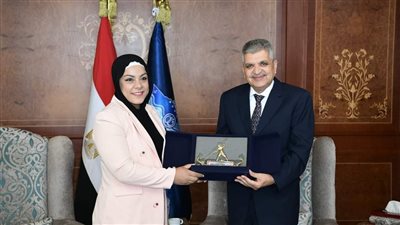 الفريق أسامة ربيع يكرم البطلة الأولمبية 