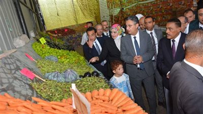 وزير التموين يوجه بتخصيص أماكن لطرح الخضروات والفاكهة بأسعار مخفضة