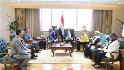 وزير العمل يلتقي وفدًا من شركة هواوي مصر