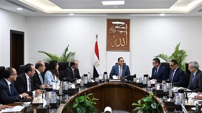 رئيس الوزراء يتابع إجراءات صرف تعويضات المتضررين من المحاور المرورية