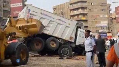 “بسبب ماسورة مياه” انقلاب تريلا بميدان حلمية الزيتون: صور الحادث تكشف التفاصيل
