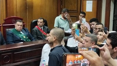 والدة عصام صاصا تلتمس من القاضي الرأفة بأبنائها خلال جلسة محاكمته بتهمة التزوير