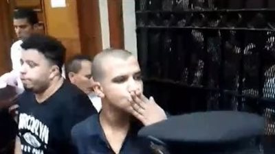  عصام صاصا يوجه قبلة لزوجته خلال جلسة محاكمته