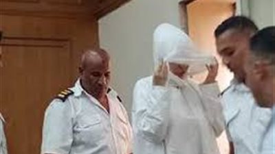 “تأجيل محاكمة مضيفة طيران متهمة بقتل ابنتها بالتجمع حتى صدور حكم المحكمة”