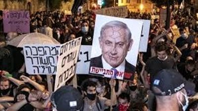 بعد تسريب رفضه الانسحاب من «فيلادليفا».. أهالي المحتجزين ينظمون مظاهرة أمام منزل «نتنياهو»