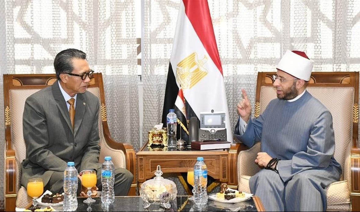 وزير الأوقاف وسفير