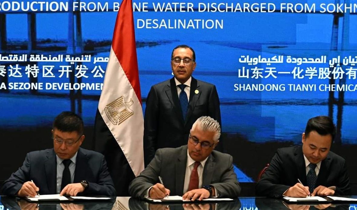 جانب من توقيع العقود