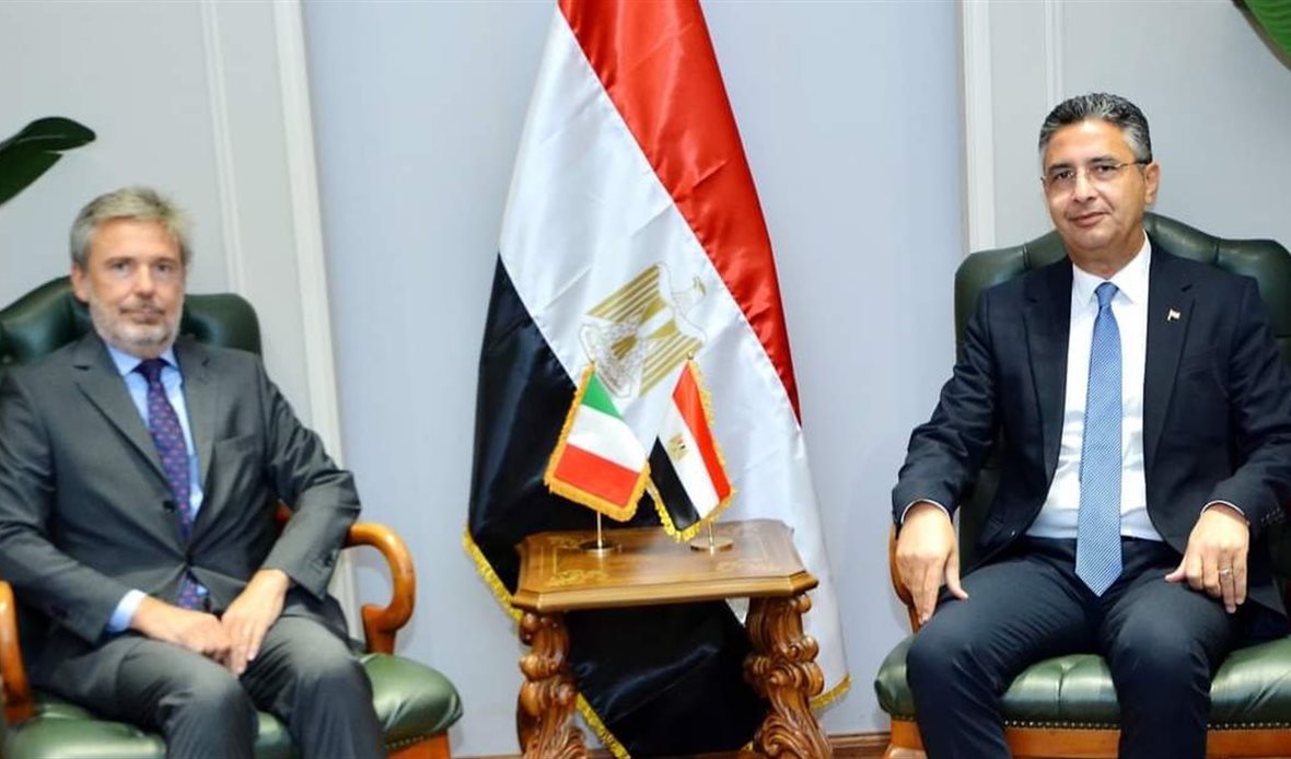 وزير التموين وسفير