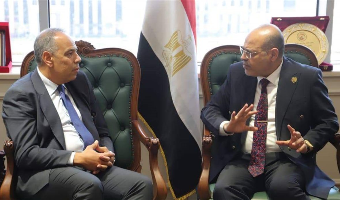 وزير العمل وسفير