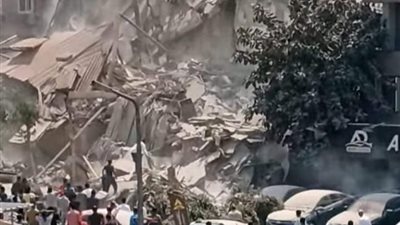 محافظ القاهرة ومدير الأمن يوجهان بزيادة جهود البحث بعد انهيار عقار (صور)