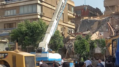 انتشال جثتين من تحت أنقاض عقار أرض الجولف: جهود الإنقاذ مستمرة