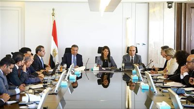 وزراء التخطيط والري والزراعة يستعرضون مع بعثة البنك الدولي موقف مشروع التحول الغذائي الزراعي الموائم للمناخ