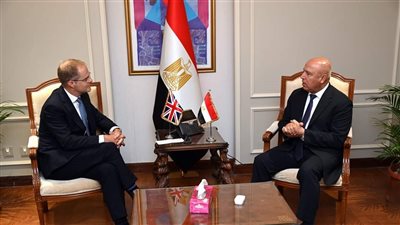 كامل الوزير يلتقي السفير البريطاني في القاهرة لمتابعة عدد من المشروعات المشتركة