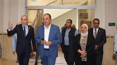 خلال جولته بالإسكندرية.. وزير قطاع الأعمال يتفقد معهدي 