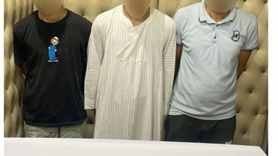 إلقاء القبض على 3 أشخاص لاحتجازهم عامل أجنبي في الدرب الأحمر