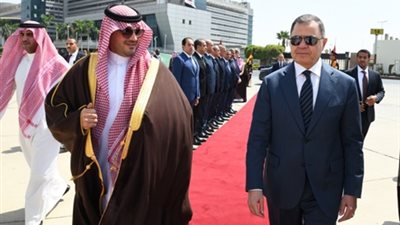 وزير الداخلية يستقبل نظيره السعودي بمطار القاهرة: الأمير عبد العزيز يشيد بقدرات الشرطة المصرية