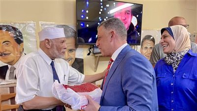 محافظ الإسماعيلية يشارك نزلاء دار المسنين احتفالهم بالمولد النبوي الشريف في أجواء مفعمة بالتراحم