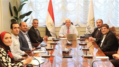 وزير التعليم العالي يجتمع بفريق عمل مؤسسة شباب القادة