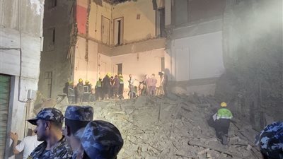 إنقاذ المصابين وانتشال الضحايا: فرق الإنقاذ تعمل على رفع أنقاض العقار المنهار بشبرا مصر