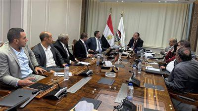 وزير قطاع الأعمال العام يتابع مع 