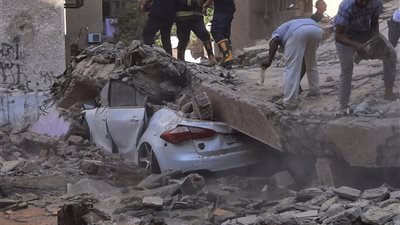  “إصابة سيدة وتحطم سيارة في انهيار عقار مكون من 5 طوابق بالإسماعيلية (صور)”