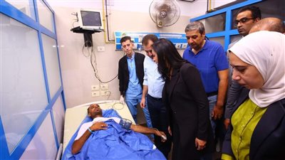 وزيرة التضامن تزور مصابي حادث تصادم قطاري الشرقية بمستشفى جامعة الزقازيق والأحرار