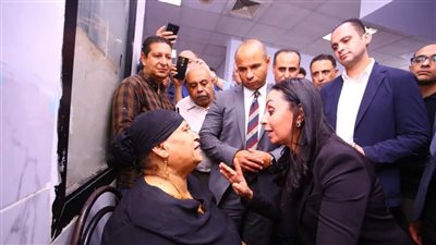 وزيرة التضامن تعزي والدة ضحايا قطار الزقازيق وترافقها لإنهاء إجراءات تصاريح الدفن