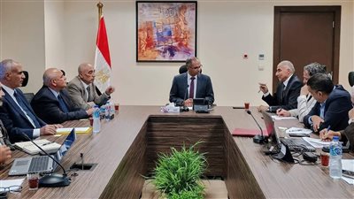 نائب وزير الإسكان يعقد اجتماعاً موسعاً لمتابعة موقف التطور العمراني والمرافق والطرق بتوسعات مدينة الشيخ زايد