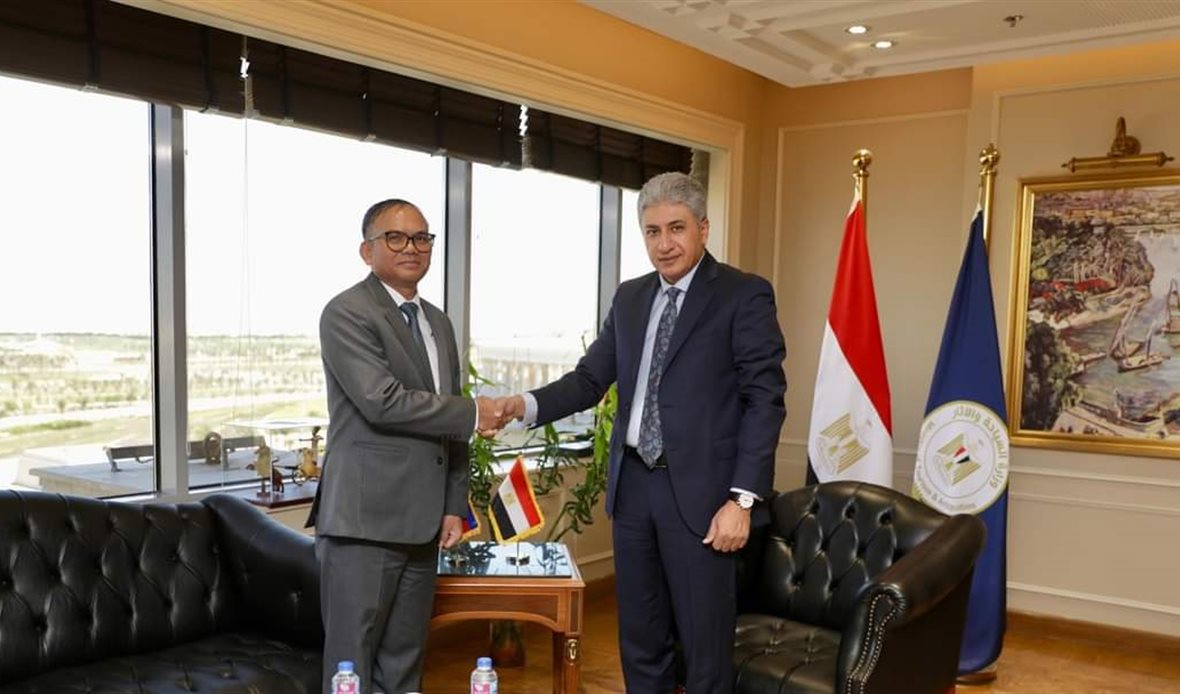 وزير السياحة وسفير