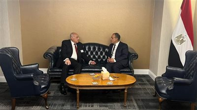 وزير الخارجية يعقد مباحثات مع نظيره الجزائري