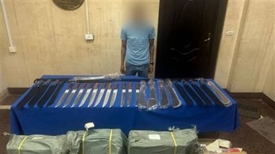 ضبط سائق بحوزته 864 قطعة سلاح أبيض في الجمالية