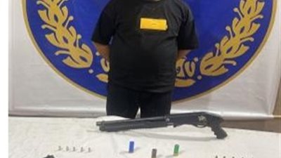 القبض على عاطل بحوزته بندقية و4 طبنجات داخل منزله بمنطقة المرج