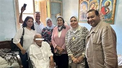 الحكومة توفر كرسيا متحركا لمواطن عمره 103 أعوام لتأدية اختبار محو الأمية
