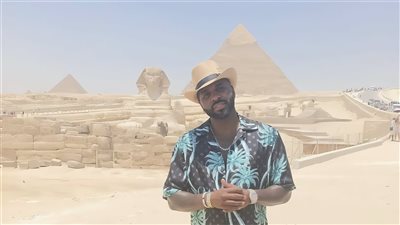جيسون ديرولو ينبهر بعظمة الأهرامات في جولة حصرية داخل الهرم الأكبر