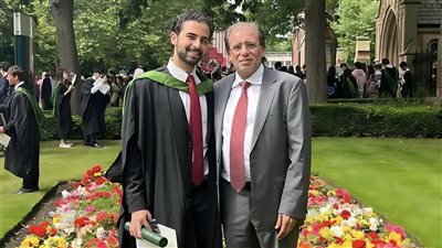 خالد يوسف يحتفل بتخرج نجله من جامعة بريطانية بمشروع يجمع بين التكنولوجيا والفن