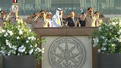 الرئيس السيسي وبن زايد يرفعان علم القوات المسلحة على مبنى الأكاديمية العسكرية